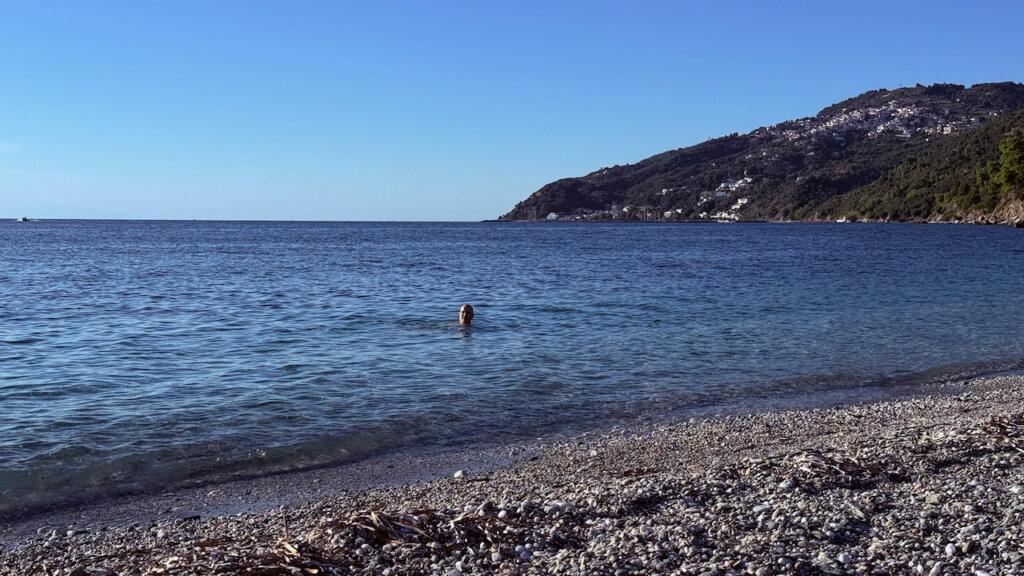 Badende man op Naaktstrand Armenopetra Beach