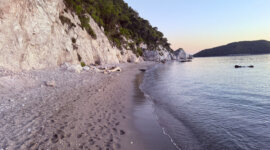 Hovolo strand langs de begroeide helling
