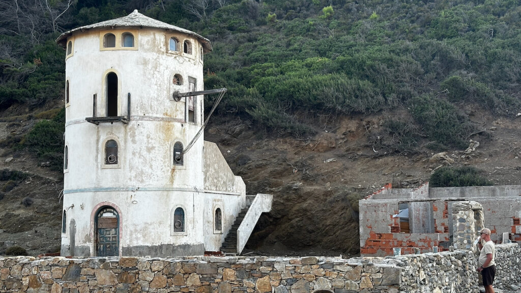 oude molen op Naaktstrand Tsoukalia Beach