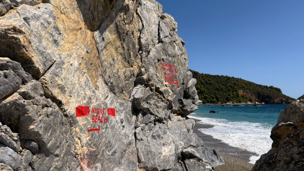 Naaktstrand Velanio Beach staat aangegeven met rode letters op de rotswand