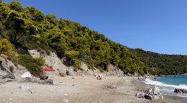 Naaktstrand Velanio Beach is een prachtig zandstrand met kristalheldere zee