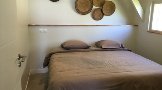 slaapkamer met 2 persoonsbed naturisten accommodatie des bateaux dans le ciel