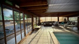 binnen zwembad met ligbedden op Naturisten Accommodatie Erbania Heritage
