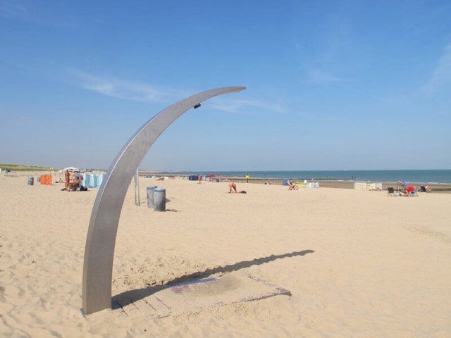 Buitendouche op Naaktstrand Groede bij Breskens, Zeeland